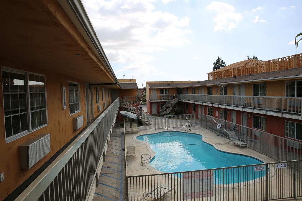 Chateau Inn & Suites Downey Exteriör bild